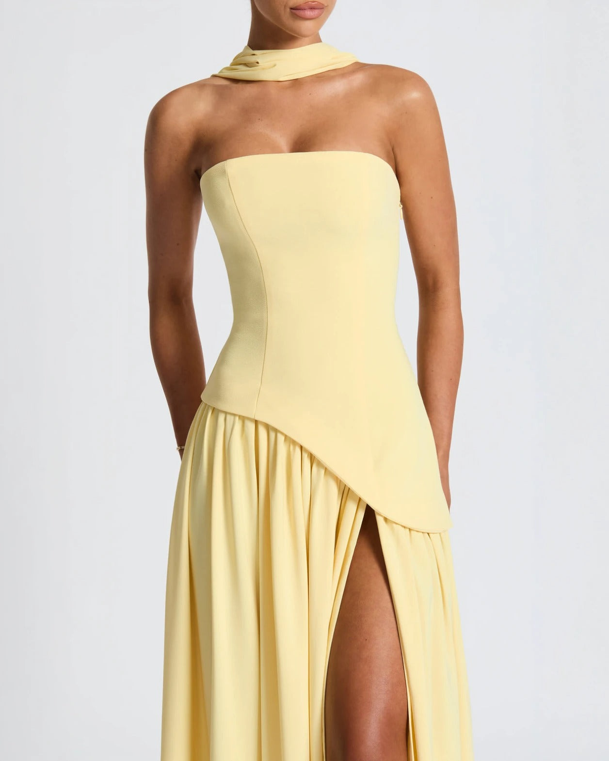 Vestido Maxi Elegante Isadora™ com Fenda: Conforto Luxuoso para Eventos Memoráveis